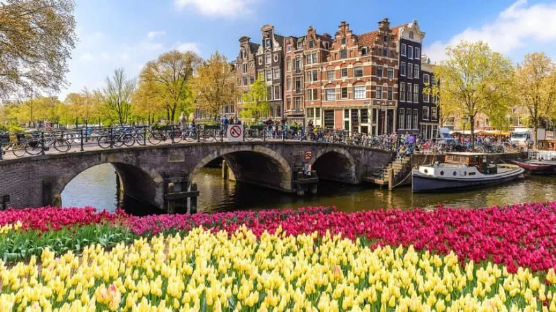 Amsterdam được biết đến là một vẻ đẹp độc đáo và thơ mộng