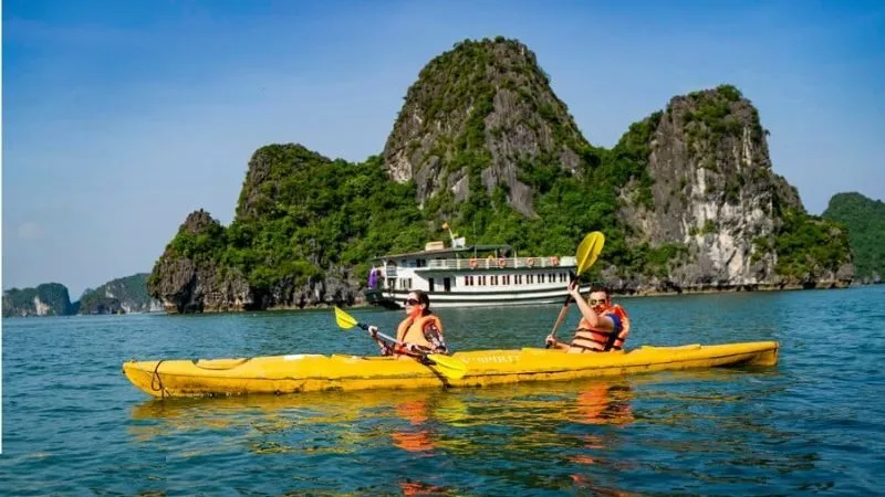 Chèo kayak tại Vịnh Hạ Long là hoạt động rất phổ biến và hấp dẫn du khách