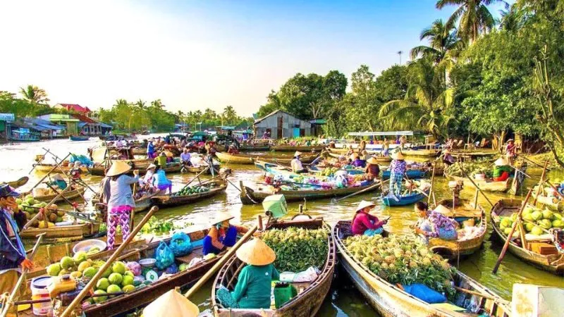 Chợ nổi Cái Răng là nơi các thương lái tụ tập mua bán và trao đổi hàng hóa ngay trên sông