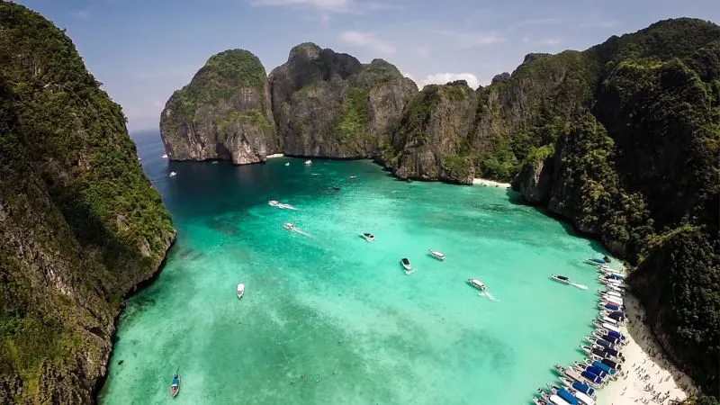 Phuket là hòn đảo lớn nhất của Thái Lan và được biết đến với những bãi biển tuyệt đẹp